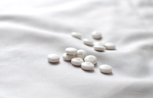 球迷在客厅沙发上使用平板电脑查看乐贝竞体育社区讨论区，屏幕显示多条球迷留言